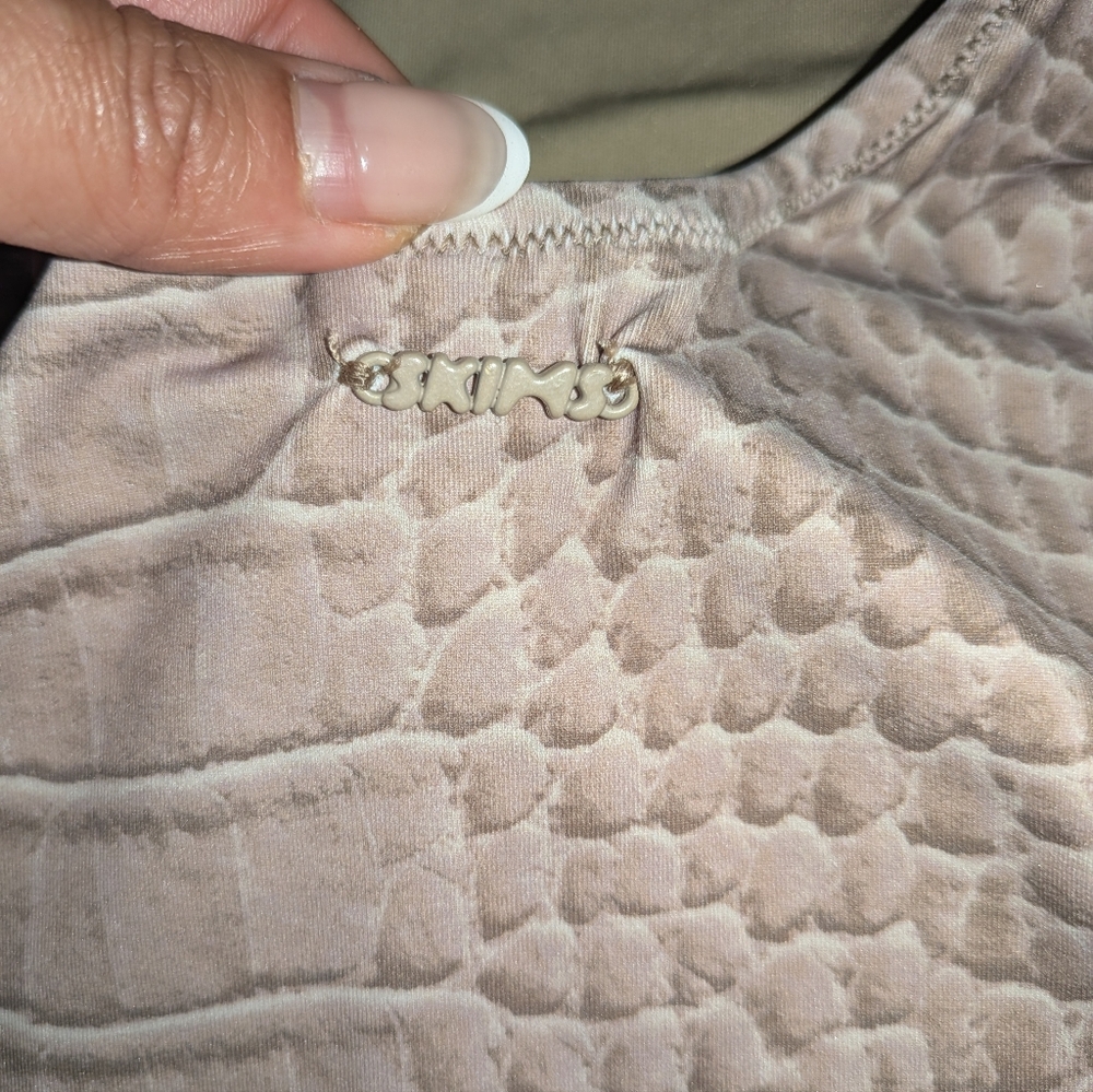 B5. NWT SKIMS SIGNATURE SWIM HIGH NECK ONE PIECE IN DUNE CROCODILE PRINT - Picture 8 of 9